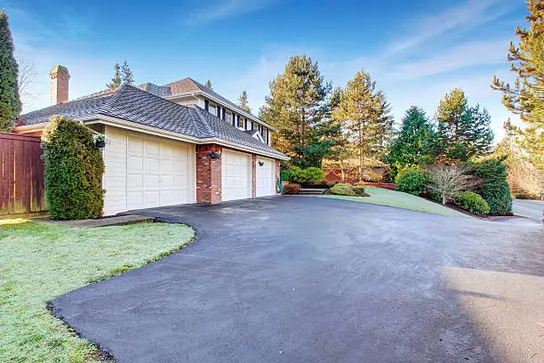 How Driveway Sealing Protects Against Weather Damage in Jacksonville, FL